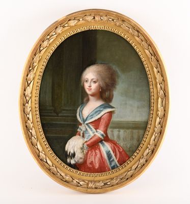 portrait d'une jeune fille en robe rouge tenant un chien blanc