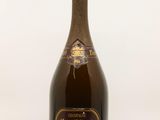 une bouteille de champagne posée sur une table en verre