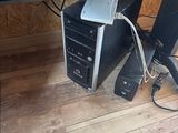 un ordinateur de bureau posé sur un pupitre en bois
