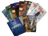 une pile de livres posés sur une table