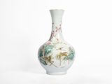 un vase blanc orné d'un motif représentant des oiseaux et des fleurs