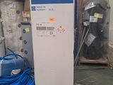 un panneau indiquant « eau chaude disco » devant un tas de tuyaux