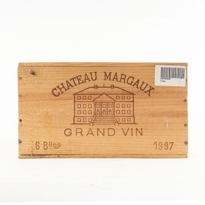 une boîte en bois avec une étiquette de vin