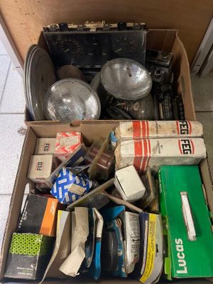 une boîte en carton remplie d'objets hétéroclites sur le sol