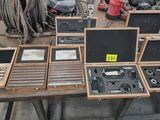 un grand nombre d'outils posés sur une table