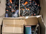 une boîte en carton remplie de piles et d'autres objets