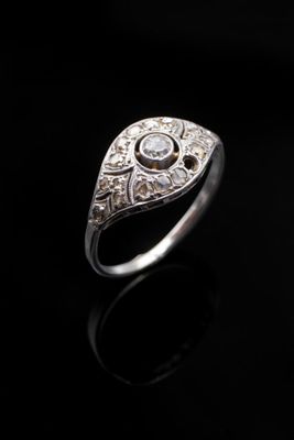 gros plan d'une bague avec des diamants sur une surface noire