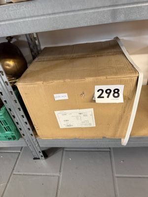 une boîte posée sur une étagère dans un magasin