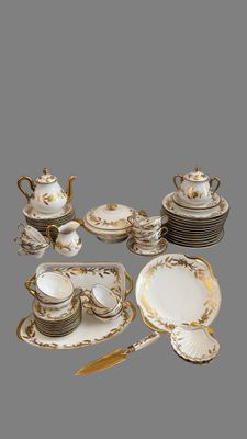 une image d'un groupe de plats, de tasses et de soucoupes en porcelaine