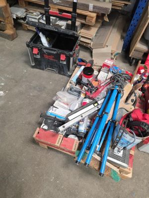 un tas d'outils posé sur une palette dans un entrepôt