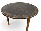 une image représentant une table noire ornée d'un motif en forme d'étoile