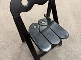 une chaise noire sur laquelle se trouvent une paire de ciseaux