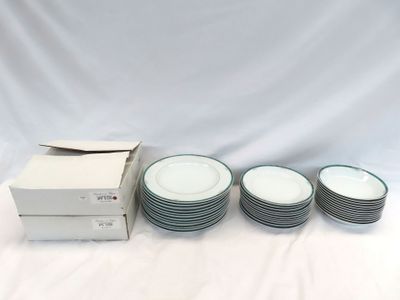 un lot de six assiettes et une boîte d'assiettes vides