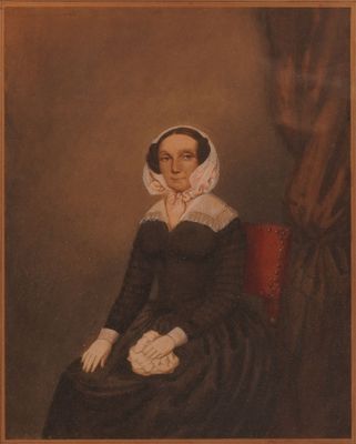 portrait d'une femme en robe noire, assise sur une chaise rouge