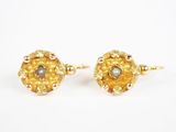 une paire de boucles d'oreilles en or ornées de perles et d'une perle
