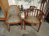 paire de chaises de style « mid-century » avec des coussins rembourrés à imprimé léopard
