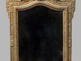 un miroir ancien avec un cadre doré et un fond noir