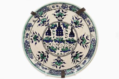 Dans le goût d'IZNIK Assiette en faïence émaillée polychrome…
