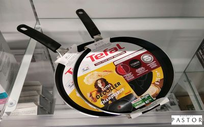 une poêle exposée dans un magasin