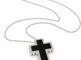 une image représentant un pendentif en forme de croix noir et blanc suspendu à une chaîne en argent