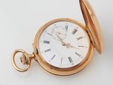 une montre de poche en or avec des chiffres romains