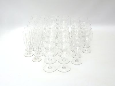 beaucoup de verres à vin vides posés sur une surface blanche