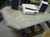 une table sur laquelle sont posées des enceintes, dans un salon