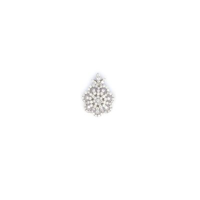 une image représentant une broche en forme de fleur en diamant sur fond blanc