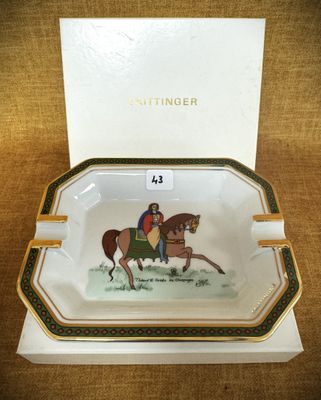 un gros plan d'une assiette sur laquelle figurent un cheval et un cavalier