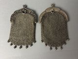 une paire de boucles d'oreilles anciennes en métal argenté ornées de franges