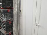 une pile de cartons dans un coin de la pièce
