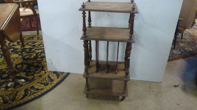 une étagère en bois comportant quatre tablettes