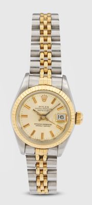une photo d'une montre Rolex pour femme avec un bracelet bicolore