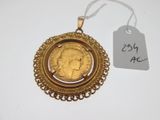 un gros plan d'une pièce d'or suspendue à un collier, avec une étiquette de prix