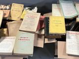 beaucoup de livres empilés les uns sur les autres sur une table