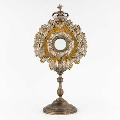 une horloge en argent et en or surmontée d'une couronne
