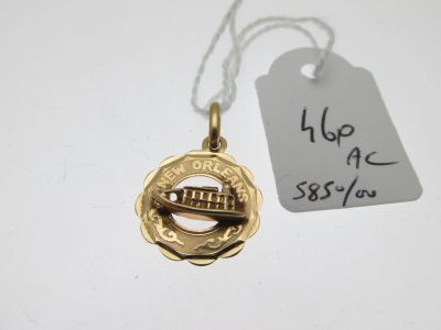 Gros plan sur un collier portant une étiquette