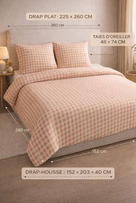 Le lit est garni d'une couette à carreaux et d'oreillers.