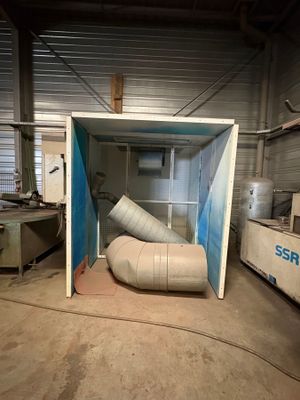 Cabine de peinture sèche. H : 2.