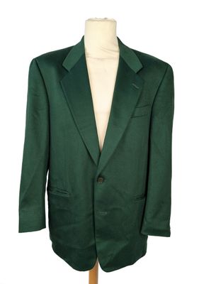 un gros plan d'un costume vert sur un mannequin