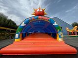 une structure gonflable avec un soleil au sommet