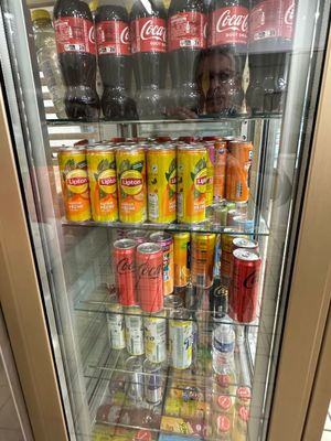des bouteilles de soda et de boissons gazeuses se trouvent dans le réfrigérateur d'un magasin