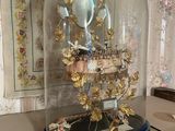 un dôme de verre avec une horloge à l'intérieur sur une table