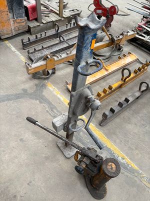 une photo d'un homme travaillant sur une machine dans une usine