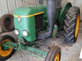 un tracteur garé dans un garage
