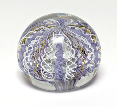 une boule en verre ornée d'un motif violet et blanc