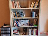 une bibliothèque remplie de livres