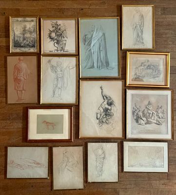 de nombreuses photos encadrées accrochées au mur d'une pièce