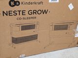 boîte en carton pour un lit d'appoint « Neste Grow Co » posé à même le sol