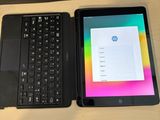 une tablette et un ordinateur portable posés côte à côte sur un bureau